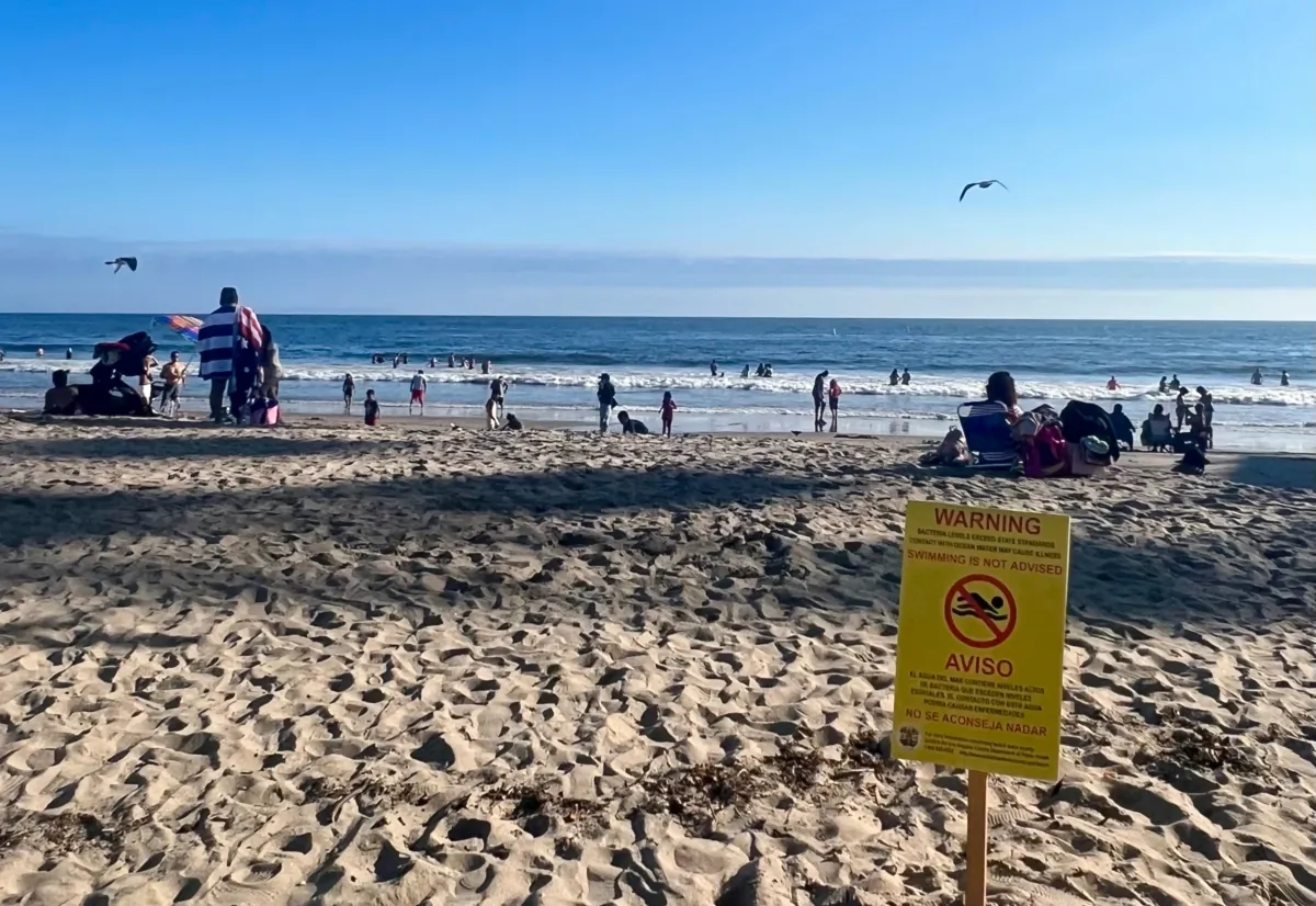 A ocean water quality advisory sign is posted on the beach near Santa Monica Pier in Santa Monica, Calif., on Aug. 21, 2023. (Courtesy of Soledad Ursúa)