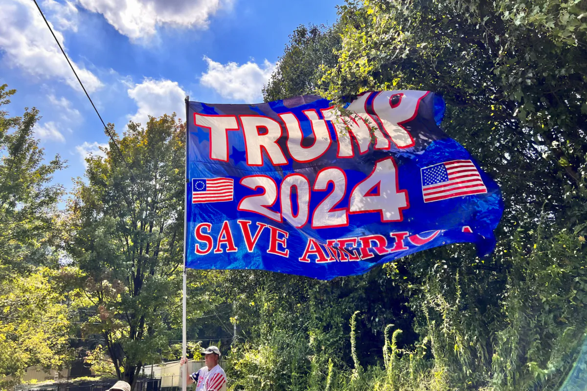 A pro-Trump protester holds a flag Fulton County Jail in Atlanta, Ga., on Aug. 23, 2023. (Madalina Vasiliu/The Epoch Times)