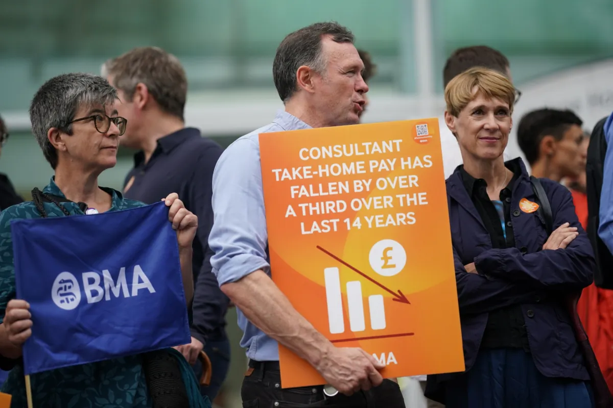 Medical consultant members of the British Medical Association (BMA) on the picket line outside University College London hospital amid their dispute with the Government over pay, on Aug. 24, 2023. (Yui Mok/PA)

