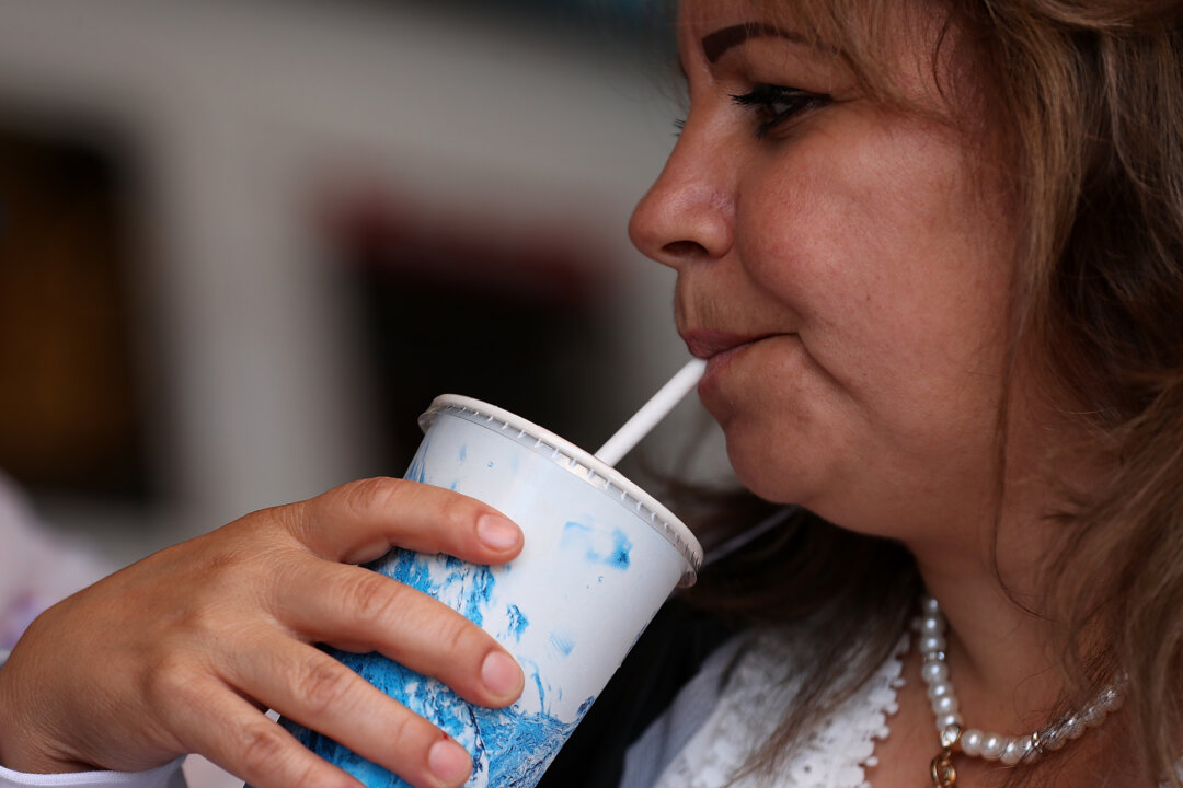 A customer at Wipeout Bar and Grill uses a paper straw in San Francisco on June 21, 2018. (Justin Sullivan/Getty Images)