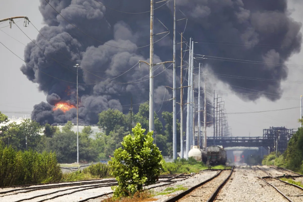 Smoke billows from a tank fire at the Marathon Petroleum facility in Garyville, La., on Aug. 25, 2023. (Chris Granger/The Times-Picayune/The New Orleans Advocate via AP)