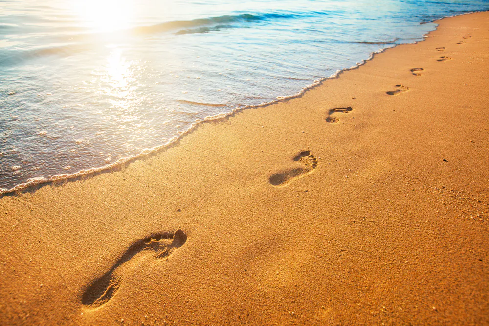 A walk along a seashore reminds Nathaniel Hawthorne of his individuality and uniqueness in "Footprints on the Seashore." (Aleksandr Ozerov/Shutterstock)