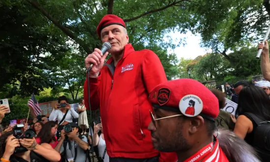 New York City Activists Protest at Mayor’s Official Residence Over Immigration Policy