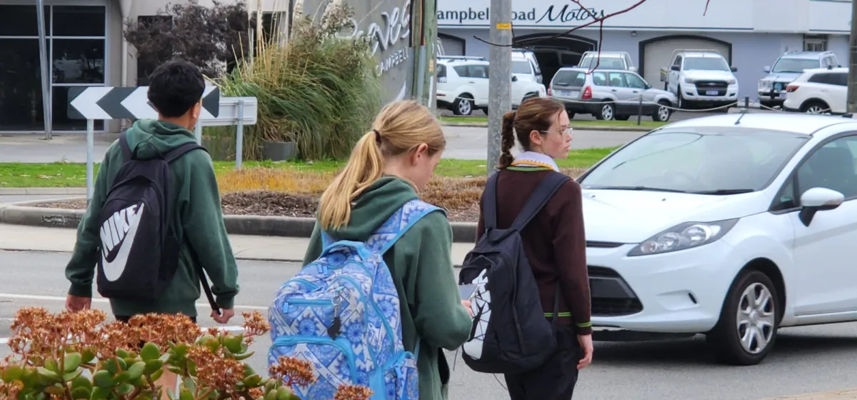 Kids heading home after school in Albany, Western Australia, on Aug. 28, 2023. (Susan Mortimer/The Epoch Times)
