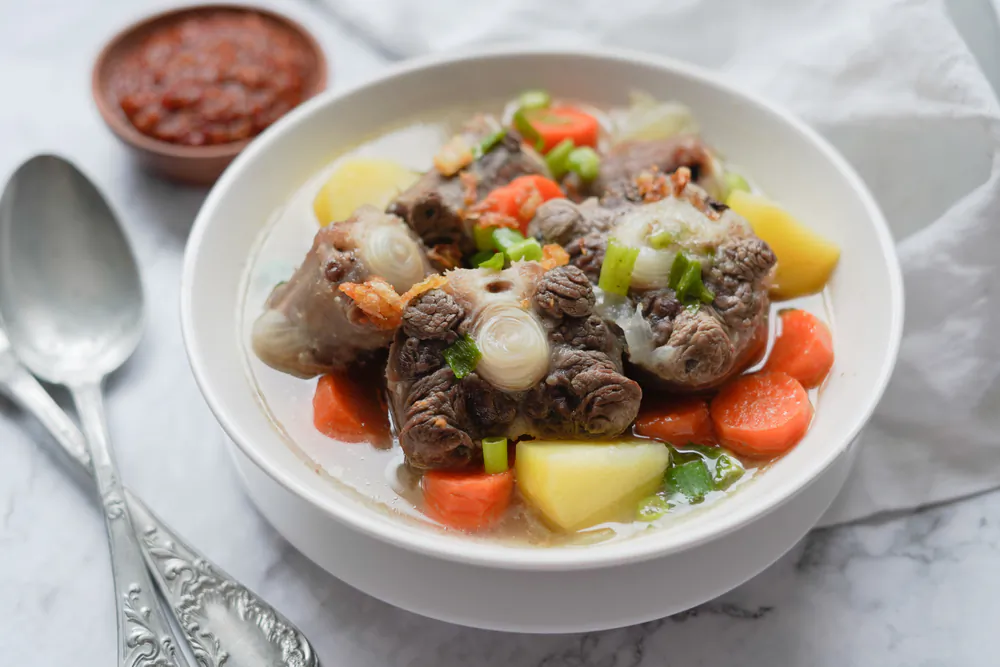 Oxtail soup with Chinese herbs promotes blood nourishment. (Aris Setya/Shutterstock)