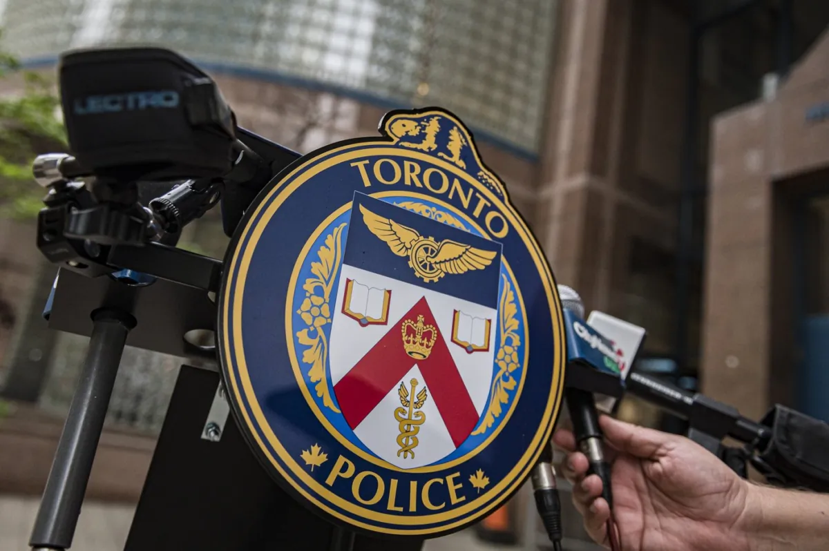 The Toronto Police Services emblem is shown during a press conference at TPS headquarters, in Toronto, on May 17, 2022. (The Canadian Press/Christopher Katsarov)