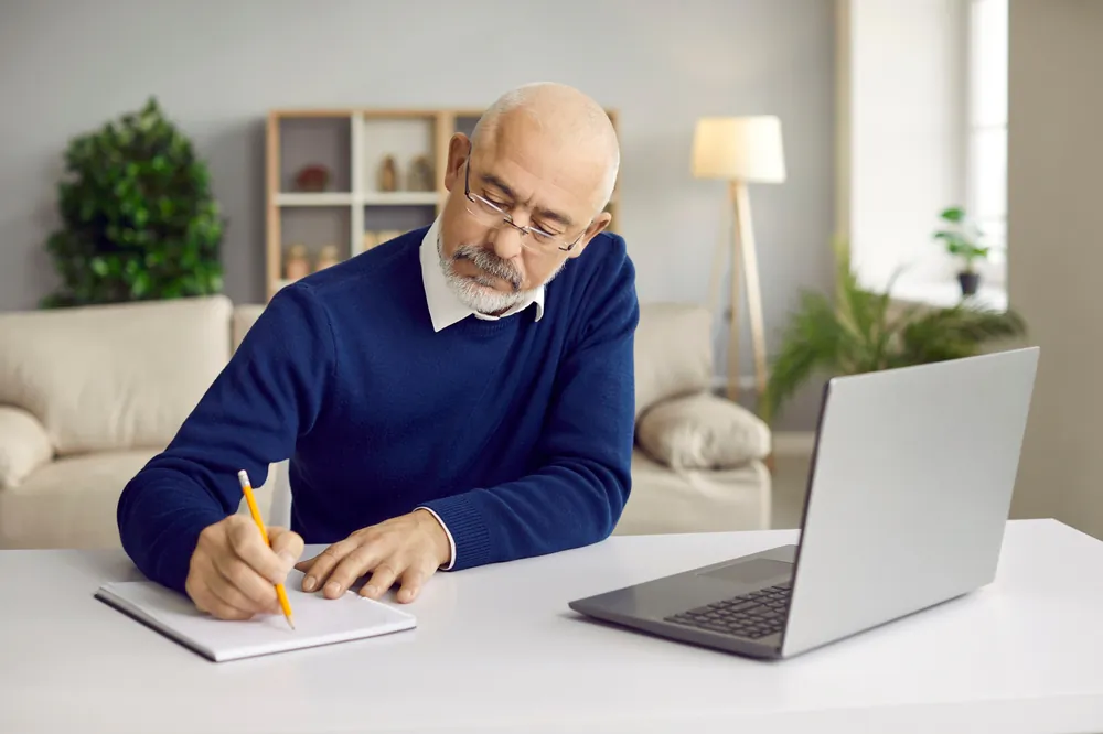 Writing a daily to-do list can help you visualize and prioritize your tasks. (Studio Romantic/Shutterstock)
