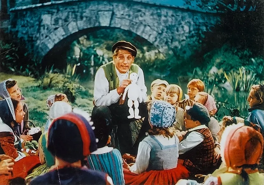Cropped lobby card from the 1952 film "Hans Christian Andersen." (MovieStillsDB)