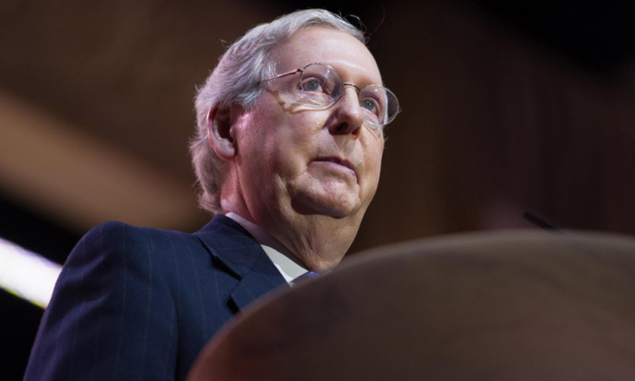 Mitch McConnell Suddenly Freezes in Public