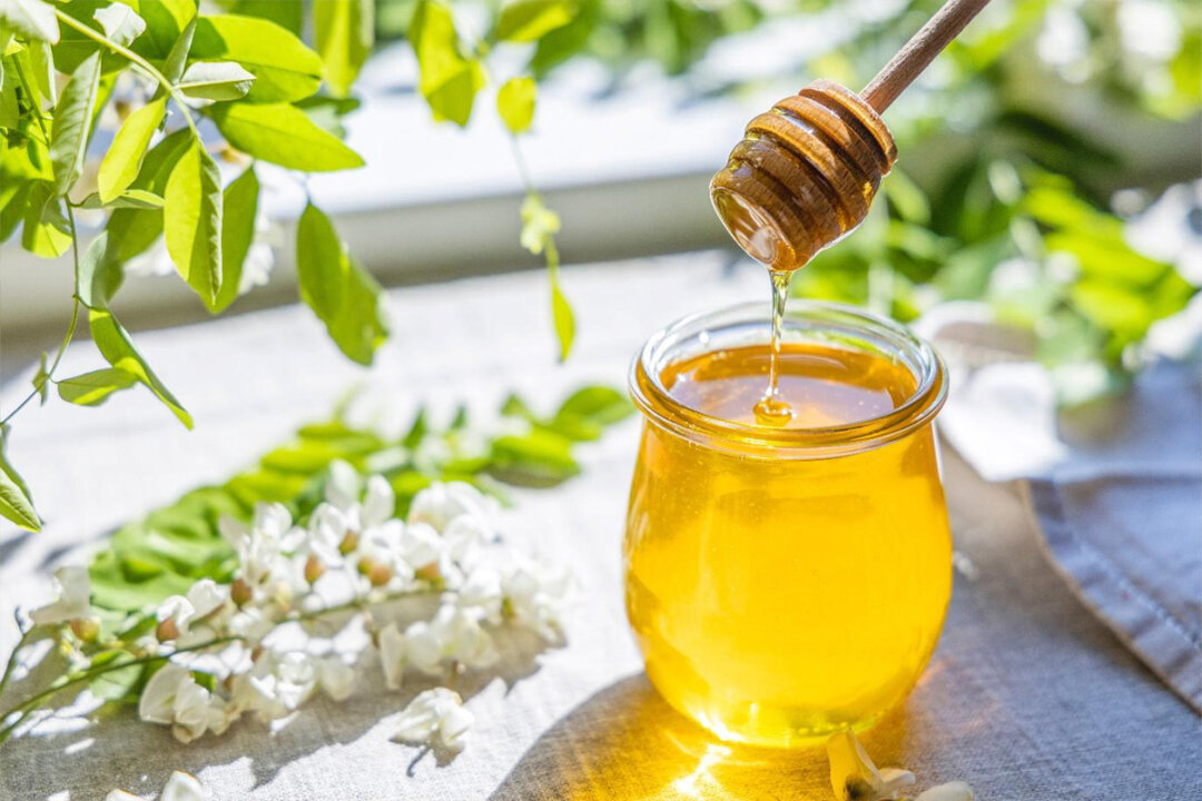 The miraculous health benefits of honey include anti-inflammatory and anti-aging properties. (Victoria Kondysenko/Shutterstock)