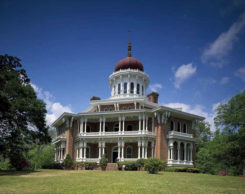 Longwood’s exterior stands out for Italianate-style double and triple veranda columns, overhanging bracketed cornices, a multi-arch-window cupola topped with a Moorish onion-style dome, and a slender minaret tower. Library of Congress. (Public Domain)