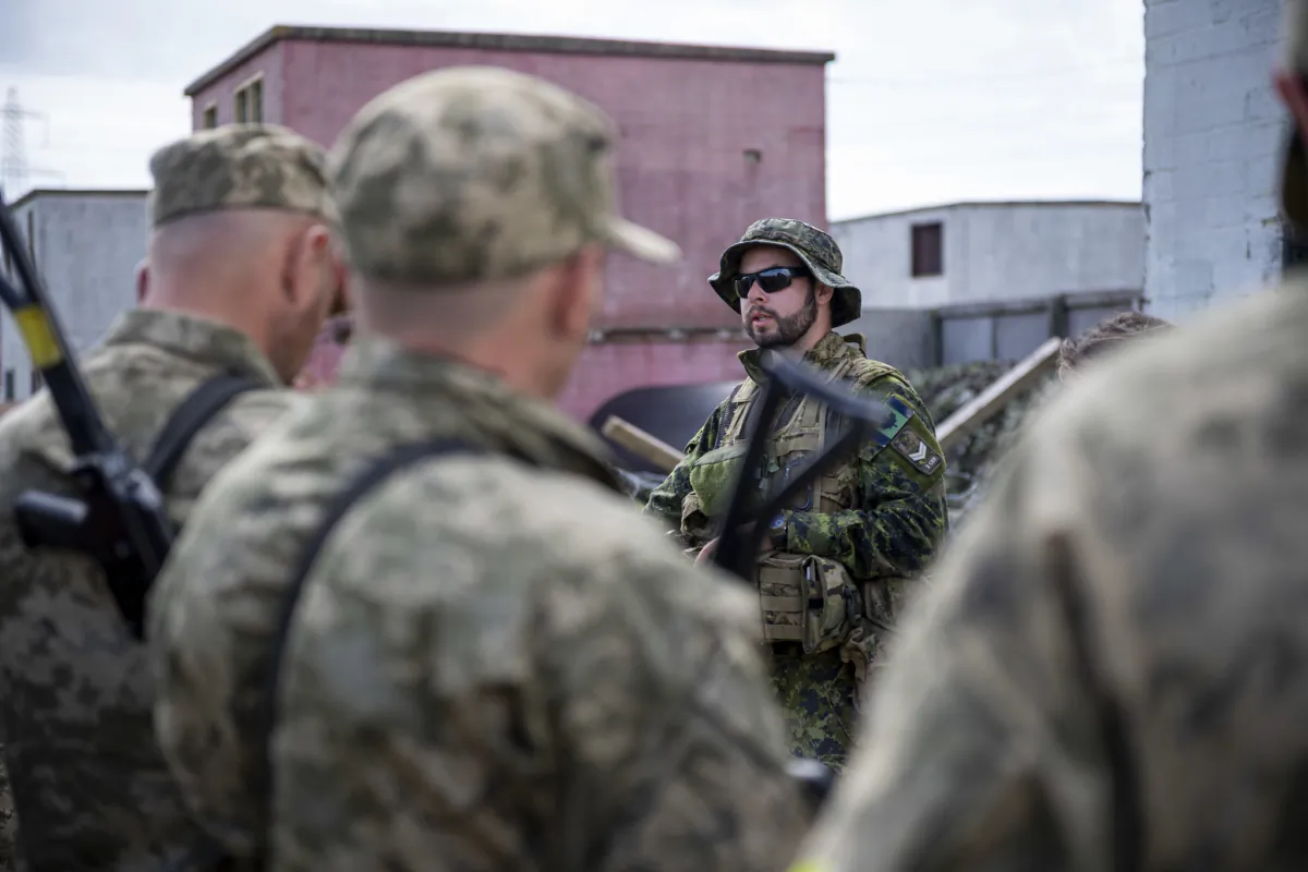 Trainers from the Canadian Armed Forces instruct soldiers of the Armed Forces of Ukraine on building fortifications and defending a house in an urban environment as part of Operation UNIFIER in the United Kingdom on Aug. 1, 2023. (Canadian Armed Forces)