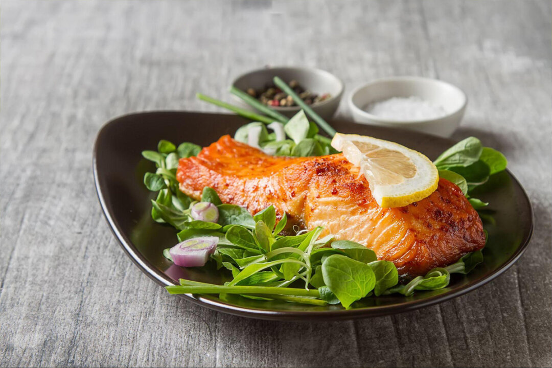 Experts recommend choosing fish with low methylmercury content and avoiding fish skin and organs. (Gaus Alex/Shutterstock)