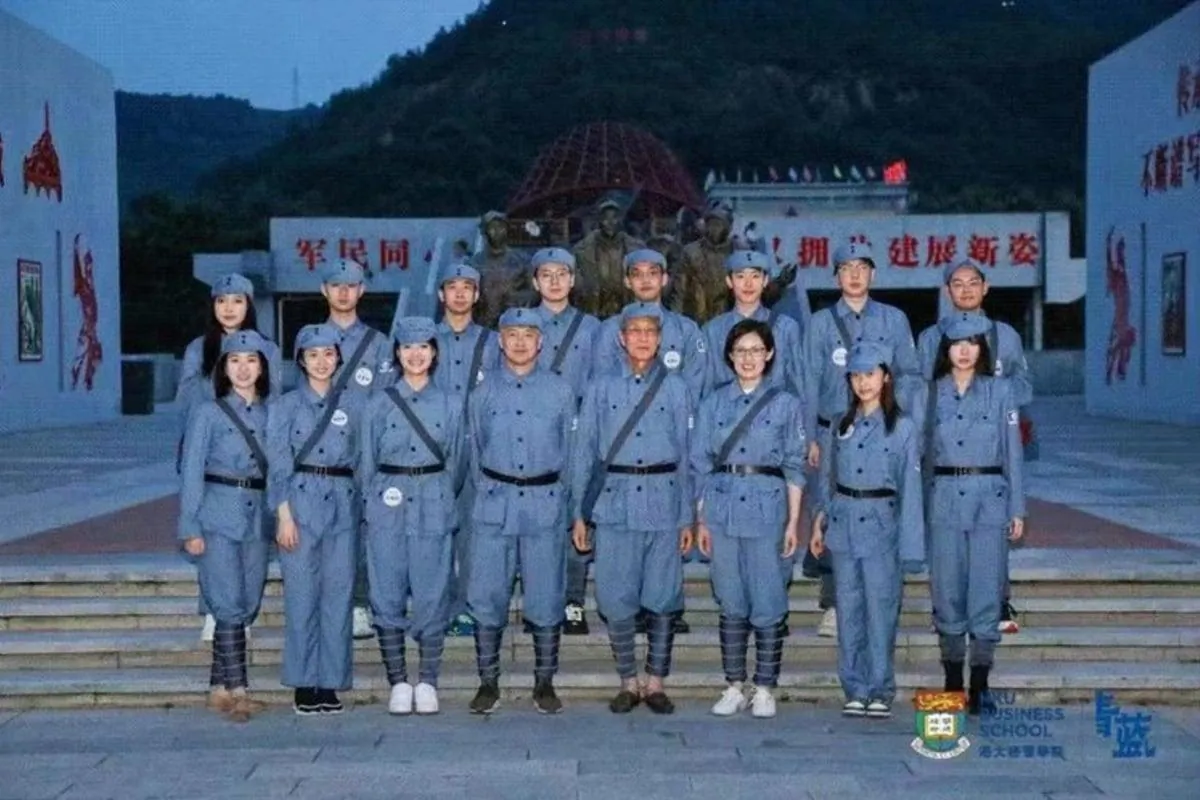 During the “HKU New Young Leaders Program” organized by the HKU Business School, participants put on the uniforms of the “Eighth Route Army” for the photo op session. (Courtesy of HKU  Beijing Center) 