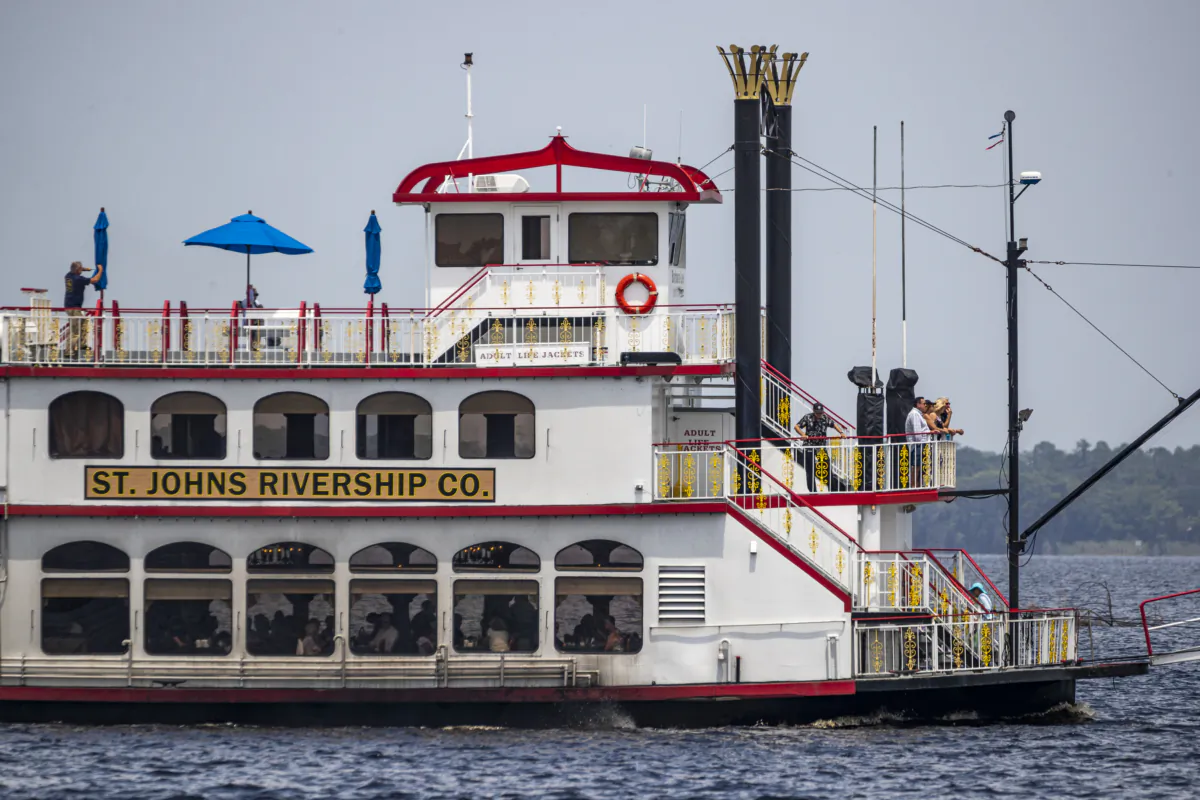 The St. Johns Rivership Co. takes tourists across Lake Monroe while returning to Sanford aboard the Barbara-Lee (Patrick Connolly/Orlando Sentinel/TNS)