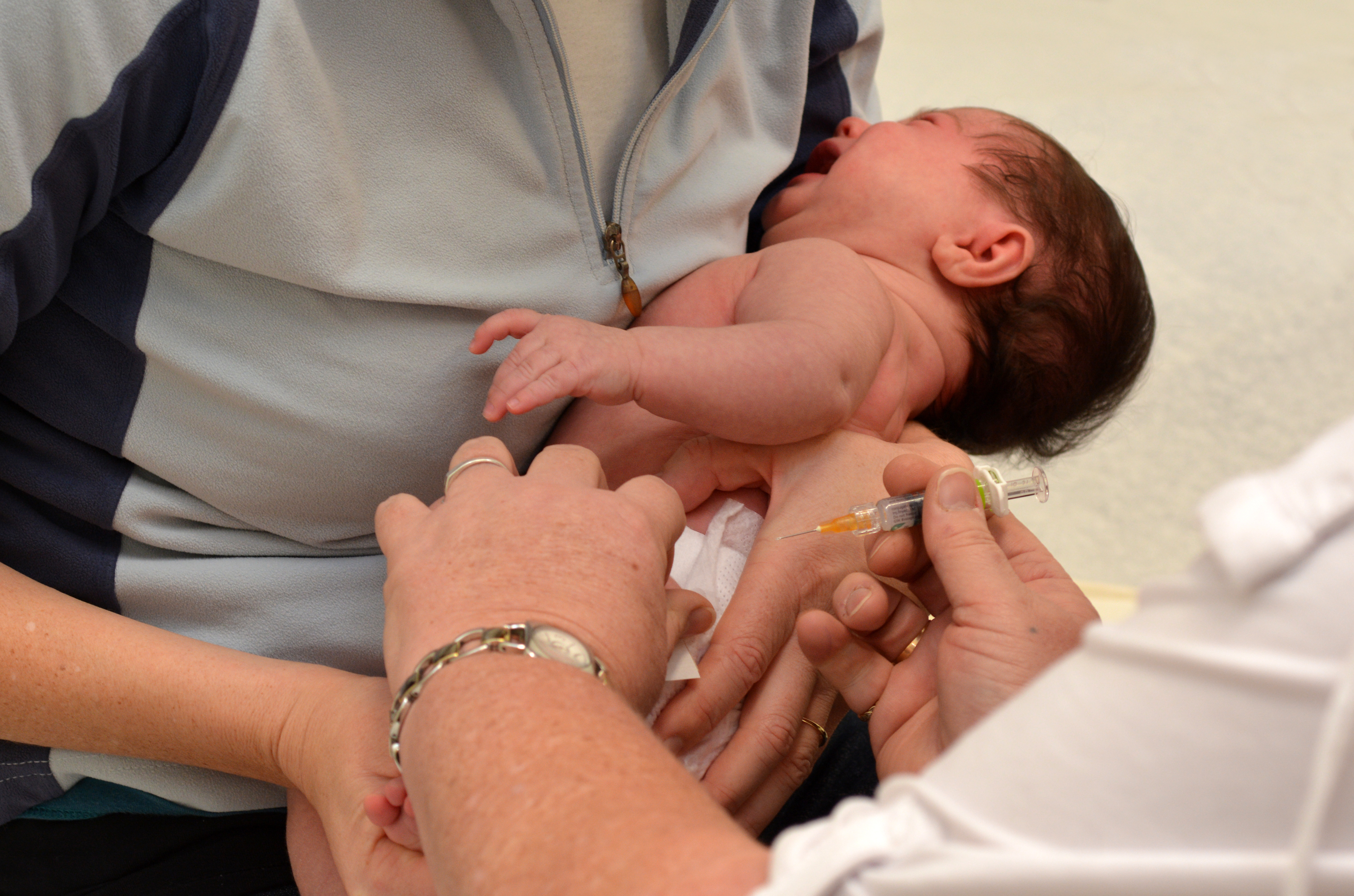 Гепатит первая прививка. Прививка в роддоме новорожденным. Прививки от гепатита новорожденным. Прививка от гепатита новорожденному. Прививка от гепатита новорожденным в роддоме.