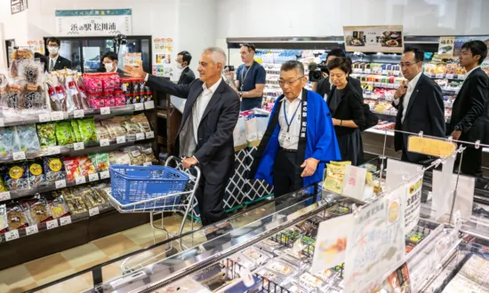 US Envoy Visits Fukushima to Eat Fish, Criticize China’s Seafood Ban Over Wastewater Release