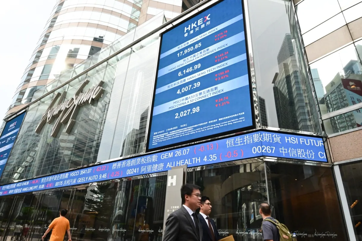 The closing price of the Hong Kong Hang Seng Index, displayed on the large screen at the Hong Kong Stock Exchange, on Aug. 18, 2023. (Photo by Kwok Wai Li/The Epoch Times)