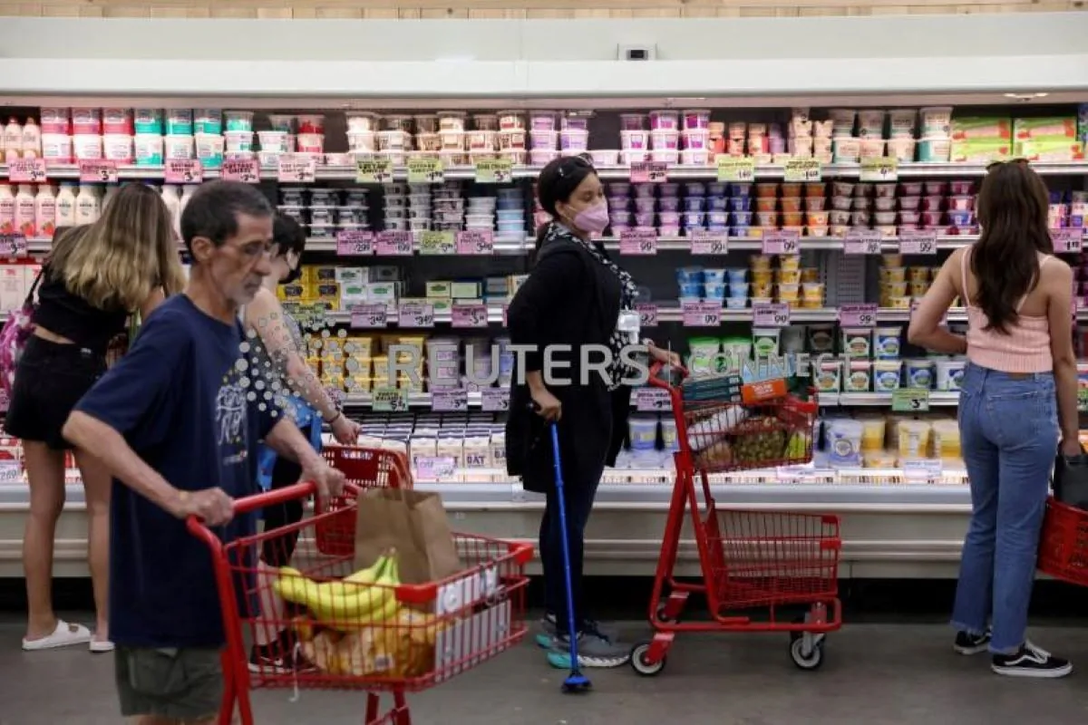 People shop in a supermarket as inflation affected consumer prices in Manhattan, New York City on June 10, 2022. (Andrew Kelly/Reuters)