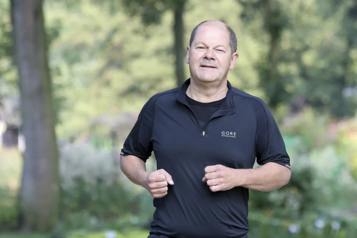 Olaf Scholz jogs across the grounds of the International Garden Show in Hamburg, Germany, on Aug. 30, 2013. (Bodo Marks/dpa via AP)