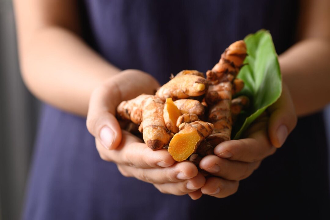 Turmeric can aid in the prevention and treatment of COVID-19. (Nungning20/Shutterstock)