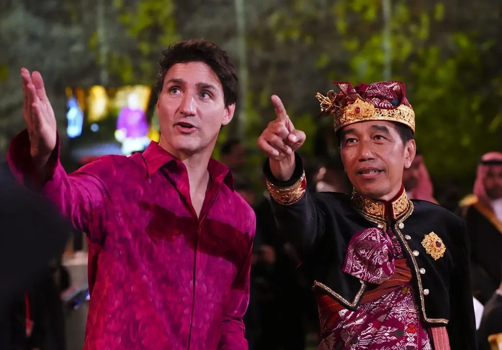 Indonesian President Joko Widodo (R) and Prime Minister Justin Trudeau talk during the G20 Leaders' Dinner at the Garuda Wisnu Kencana Cultural Park, in Badung, Bali, Indonesia, on Nov. 15, 2022. (The Canadian Press/Sean Kilpatrick)