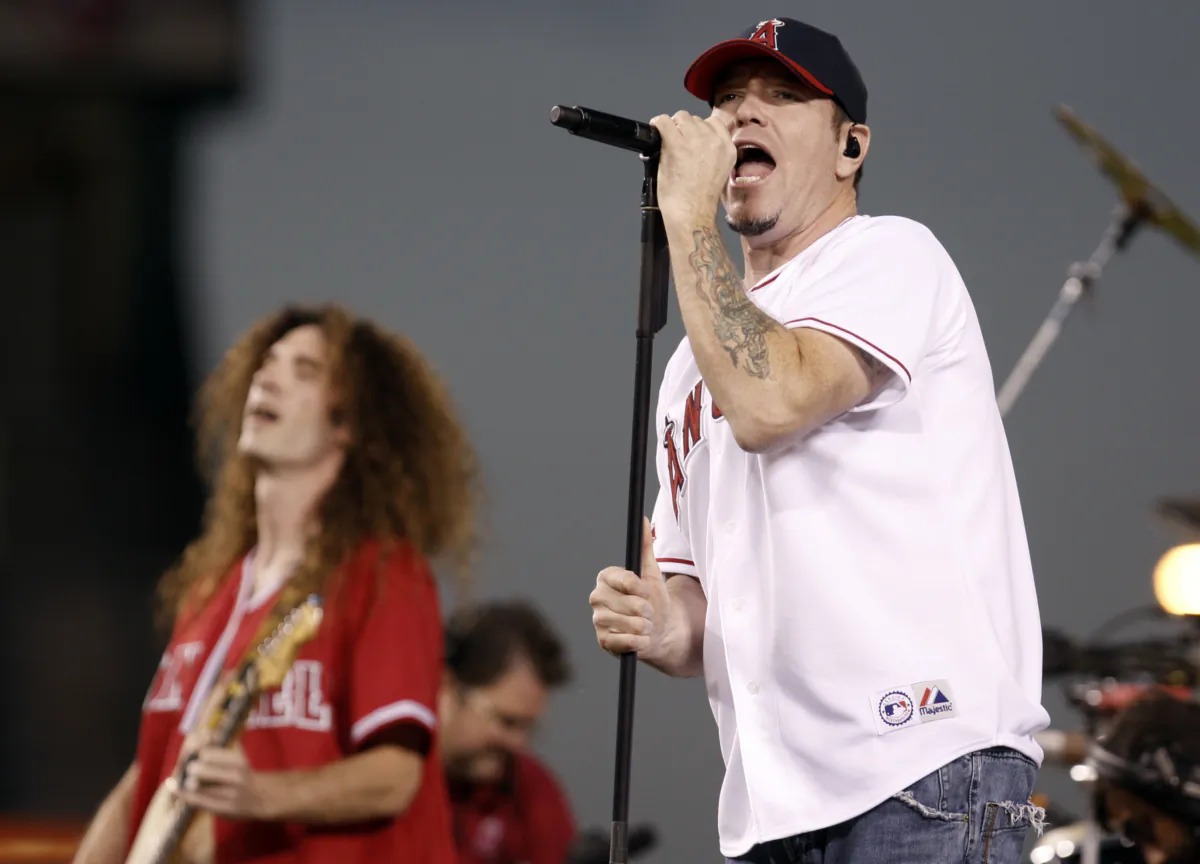 Singer Steve Harwell of Smash Mouth performs with the band in Anaheim, Calif., on Sept. 29, 2008. (Matt Sayles/AP Photo)