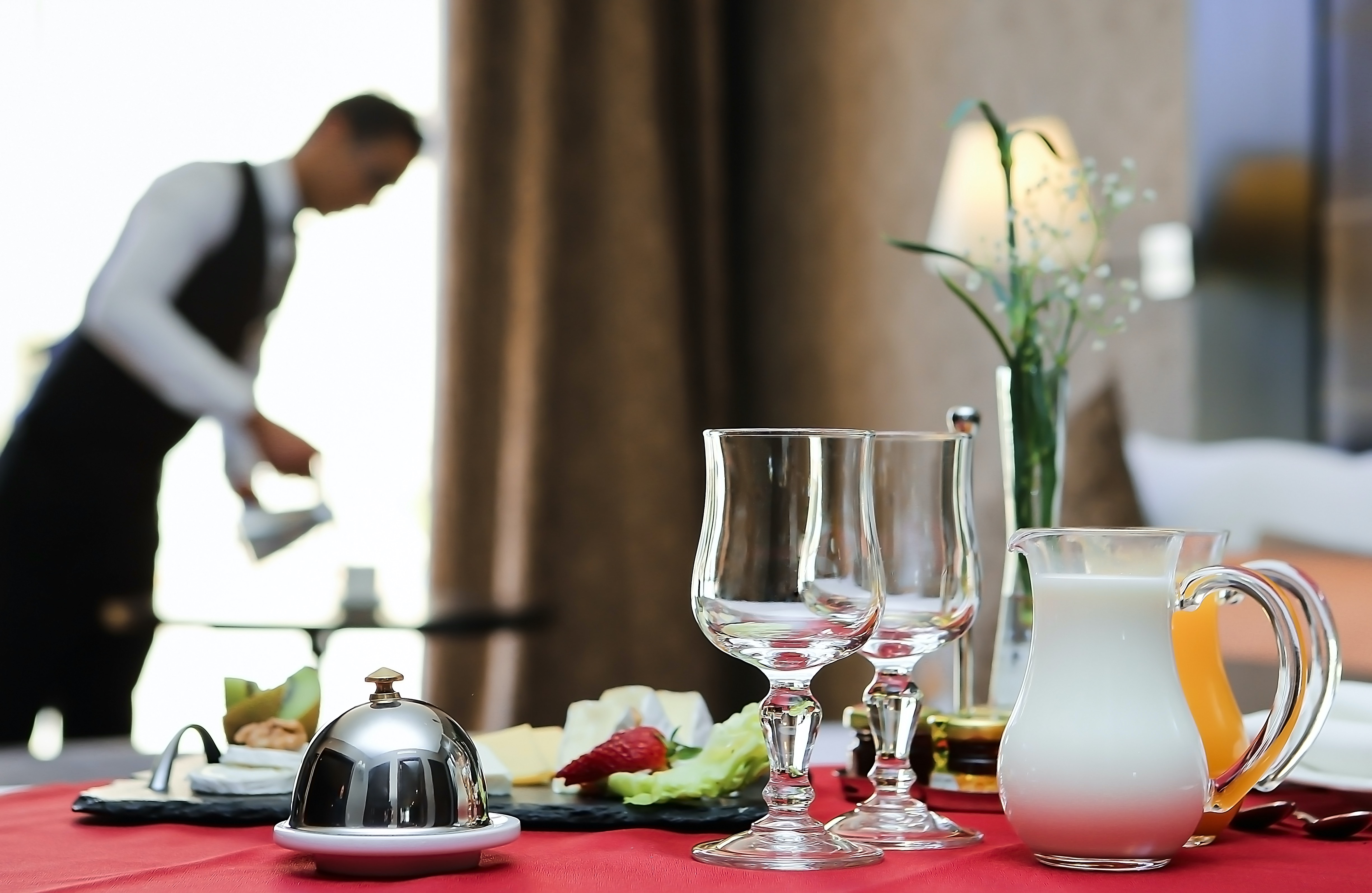 Room service 2024. Рум сервис в отеле. Обслуживание в номерах. Сервис в гостинице. Завтрак в номер.