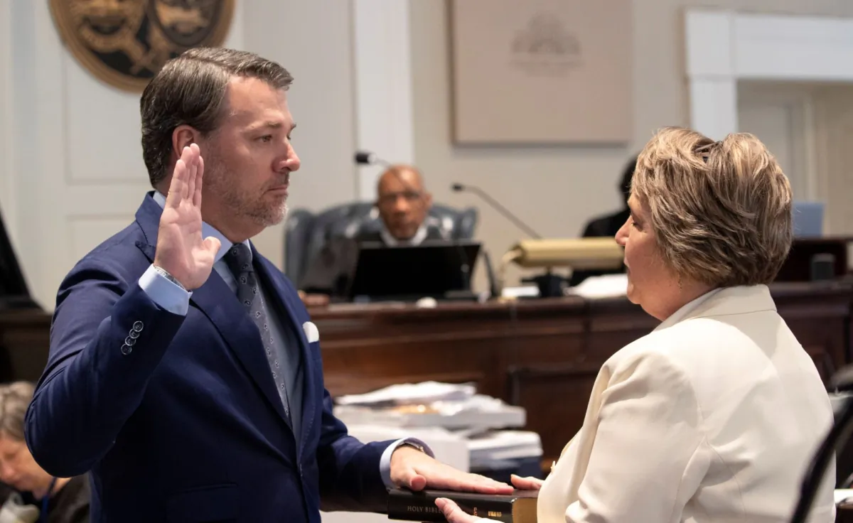 Michael Gunn, principle at Forge Consulting, gives the witness oath by Colleton County Clerk of Court Rebecca Hill, (R), during Alex Murdaugh's double murder trial at the Colleton County Courthouse, in Walterboro, S.C., on Feb. 8, 2023. (Andrew J. Whitaker/Pool/The Post And Courier via AP)