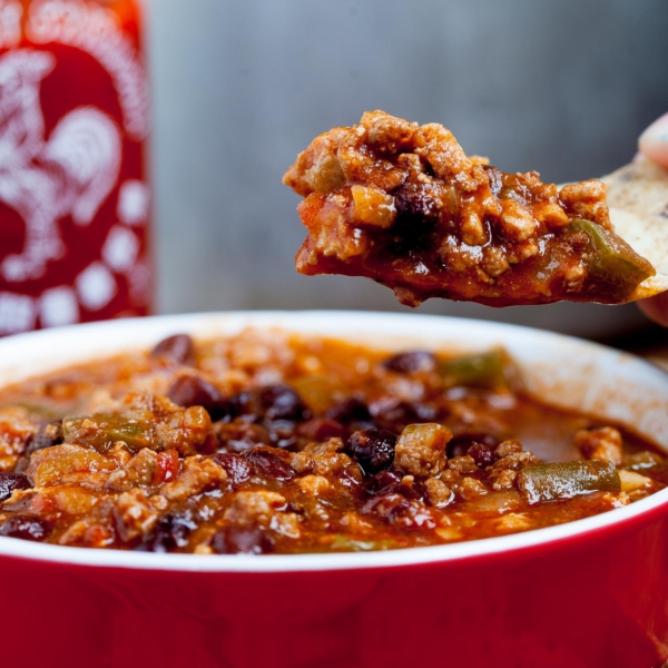 Crockpot-turkey-chili-with-chips-closeup
