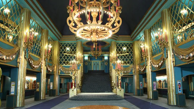 A popular destination during the Belle Epoque was the Folies Bergère cabaret; the grand foyer is shown here. (HRNet Folies Bergère/CC BY-SA 3.0)