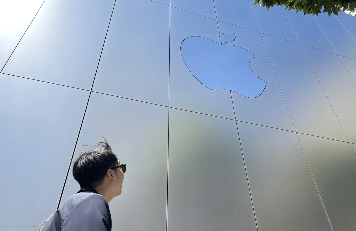 The Apple logo is displayed on the exterior of an Apple Store in San Francisco on Aug. 4, 2023. (Justin Sullivan/Getty Images)