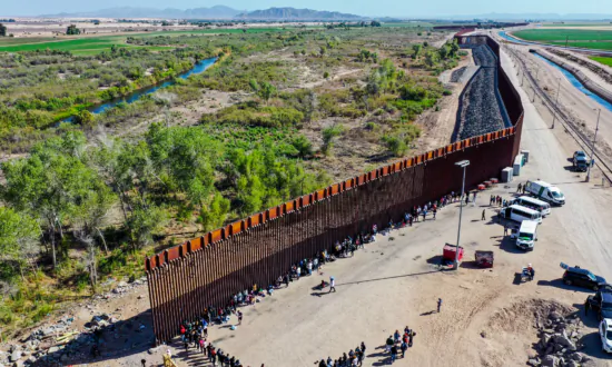 Officials of Tucson, Arizona Discuss Dangers of Border Crossing