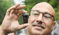 Montrealers Line up for Souvenir Rivets From Old Champlain Bridge