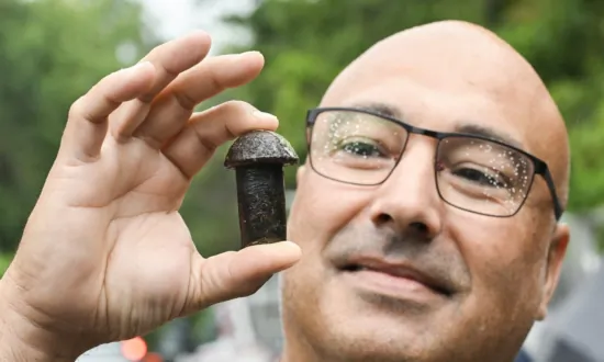 Montrealers Line up for Souvenir Rivets From Old Champlain Bridge