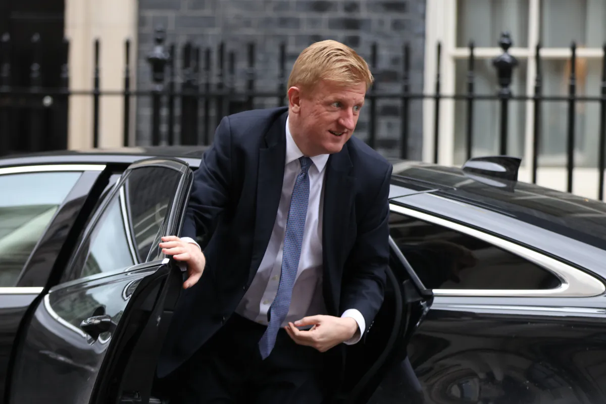 Oliver Dowden, secretary of state, arrives at Downing Street in London on Feb. 27, 2023. (Hollie Adams/Getty Images)