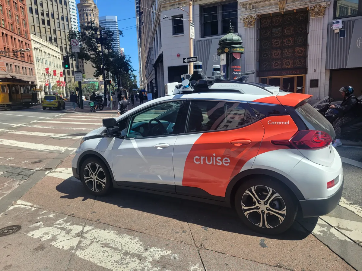 A Cruise autonomous car waits at an intersection in downtown San Francisco on Sept. 12, 2023. (Jason Blair/The Epoch Times)