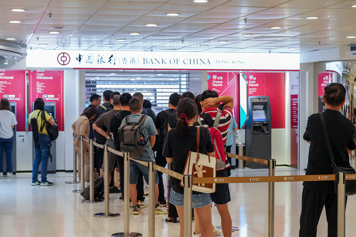 People wait in queue for ATMs at a Bank of China Branch (The Epoch Times)