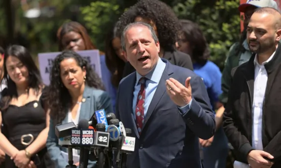 NYC Comptroller Asks Government to Waive Immigrant Work Permit Application Fees