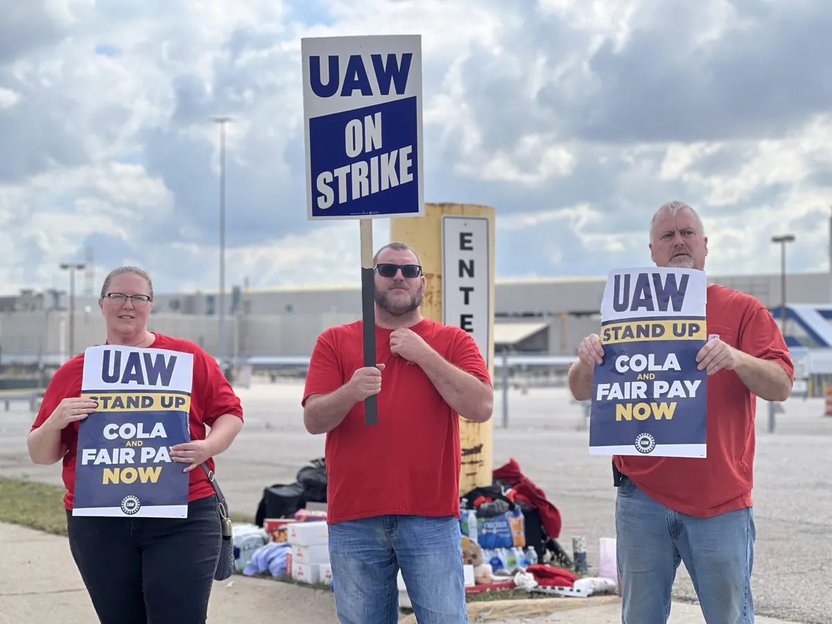 United Auto Workers union members go on strike at the Ford plant in Wayne, Mich., on Sept. 15, 2023. (Lynn Wan/NTD)