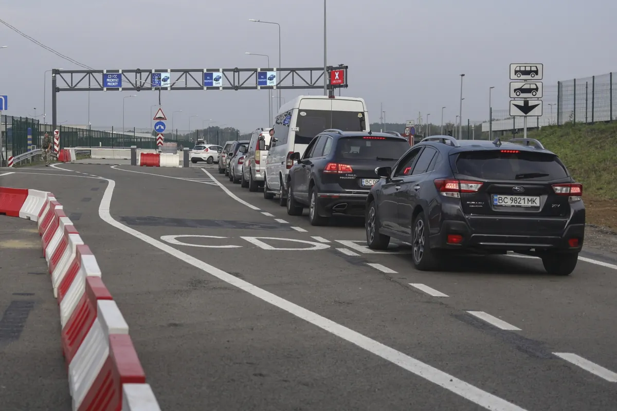 Cars queue towards Poland at the Krakovets–Korcheva border crossing point in Krakovets, Ukraine, on Aug. 16, 2022. (Roman Baluk/AP Photo)