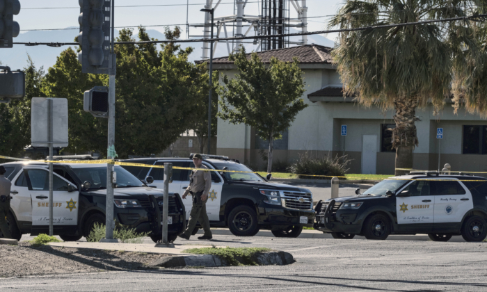 Manhunt Underway Seeking Gunman Who Ambushed Killed Los Angeles Sheriffs Deputy The Epoch Times 