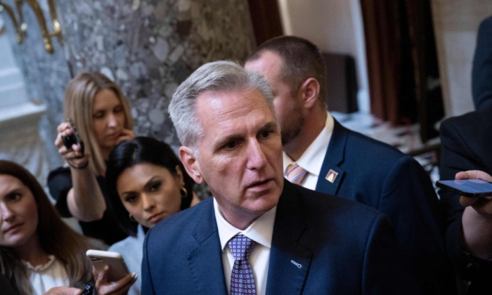 Kevin McCarthy Praised by Democrats After Avoiding Government Shutdown