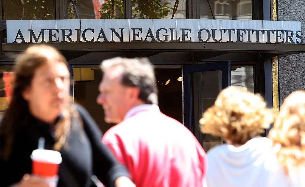 People walk by an American Eagle Outfitters store in San Francisco on Aug. 9, 2007. (Justin Sullivan/Getty Images)