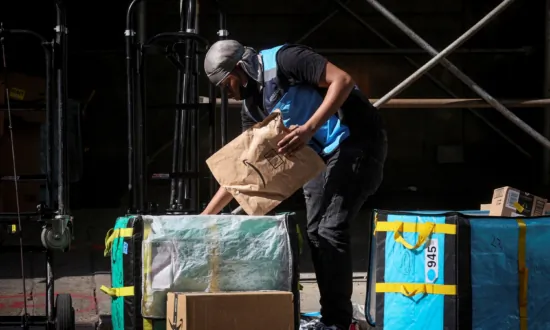 Amazon Plans to Hire 250,000 US Workers for Holiday Season