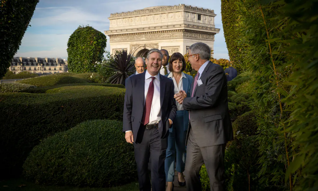 Labour Party leader Sir Keir Starmer (L) speaks with Vivendi CEO Arnaud de Puyfontaine (R) and shadow chancellor Rachel Reeves (C) during a breakfast meeting ahead of their bilateral meeting with French President Emmanuel Macron in Paris, France, on September 19, 2023. (Photo by Kiran Ridley/Getty Images)