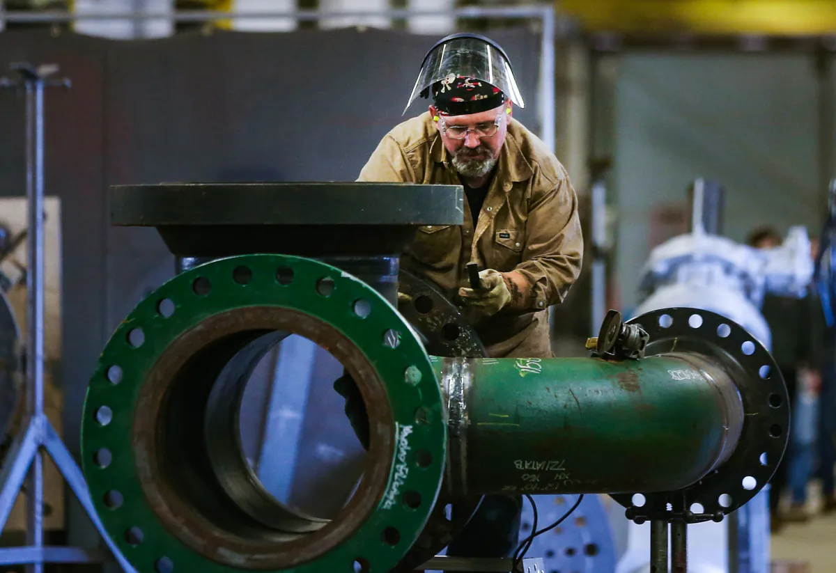 A worker at Pioneer Pipe, which supplies products to the oil and gas industry, in Marietta, Ohio, on Oct. 25, 2016. (Spencer Platt/Getty Images)