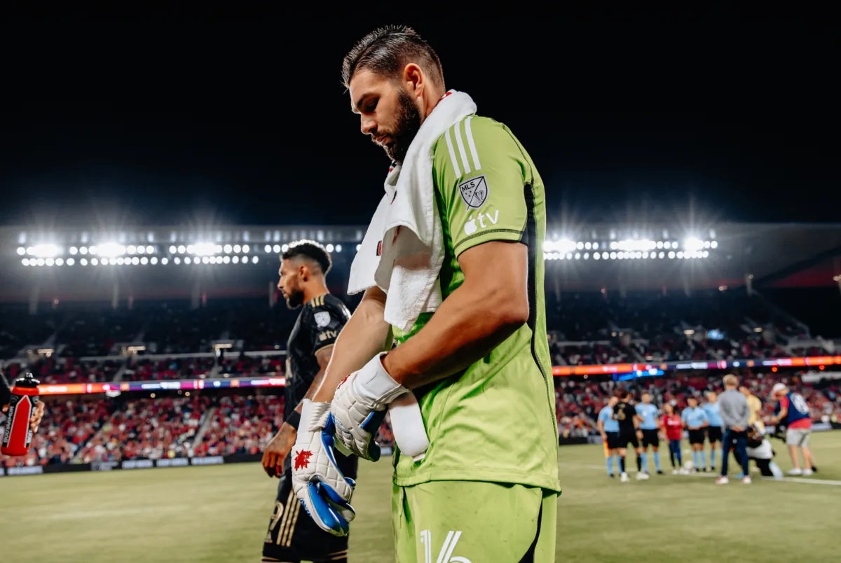 Los Angeles FC goalkeeper Maxime Crepeau (16) adjusts his gloves just prior to start of match versus St. Louis City at CITYPARK in St. Louis on Sept. 20, 2023. (Courtesy of Los Angeles FC via The Epoch Times)