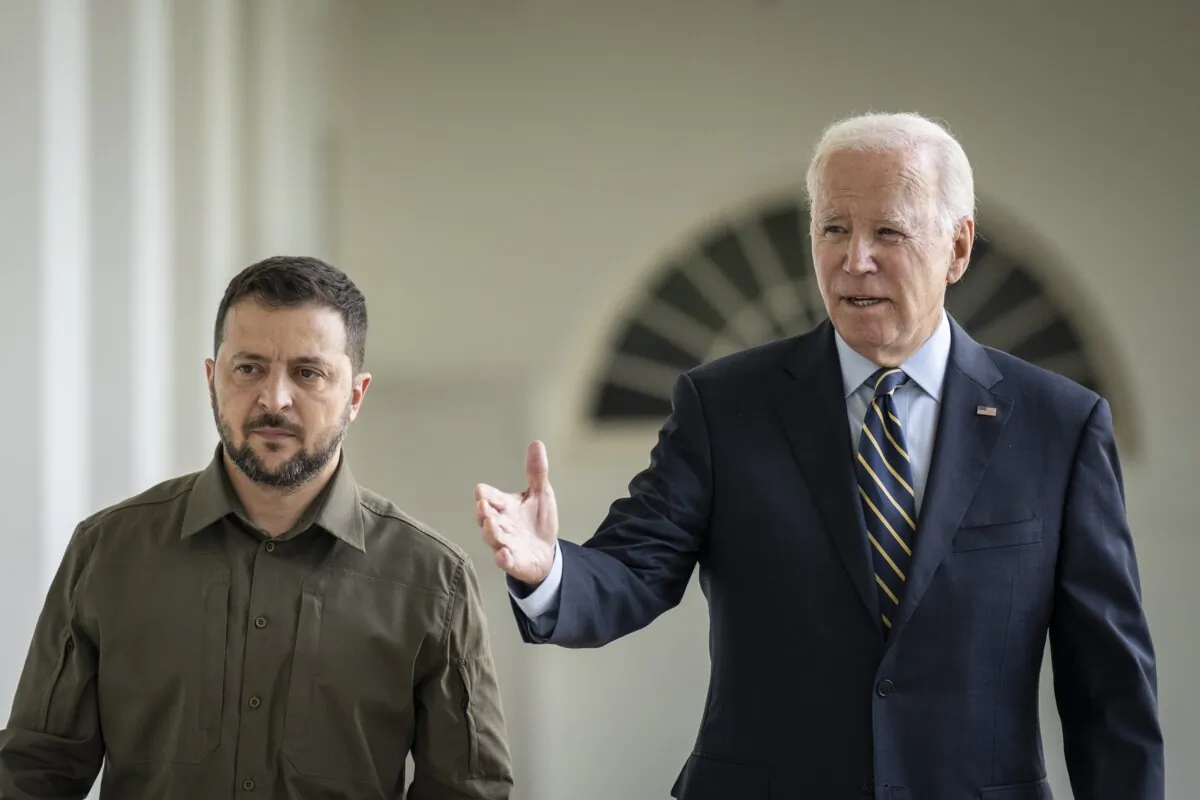 (L-R) President of Ukraine Volodymyr Zelenskyy and U.S. President Joe Biden walk to the Oval Office of the White House on Sept. 21, 2023. (Drew Angerer/Getty Images)