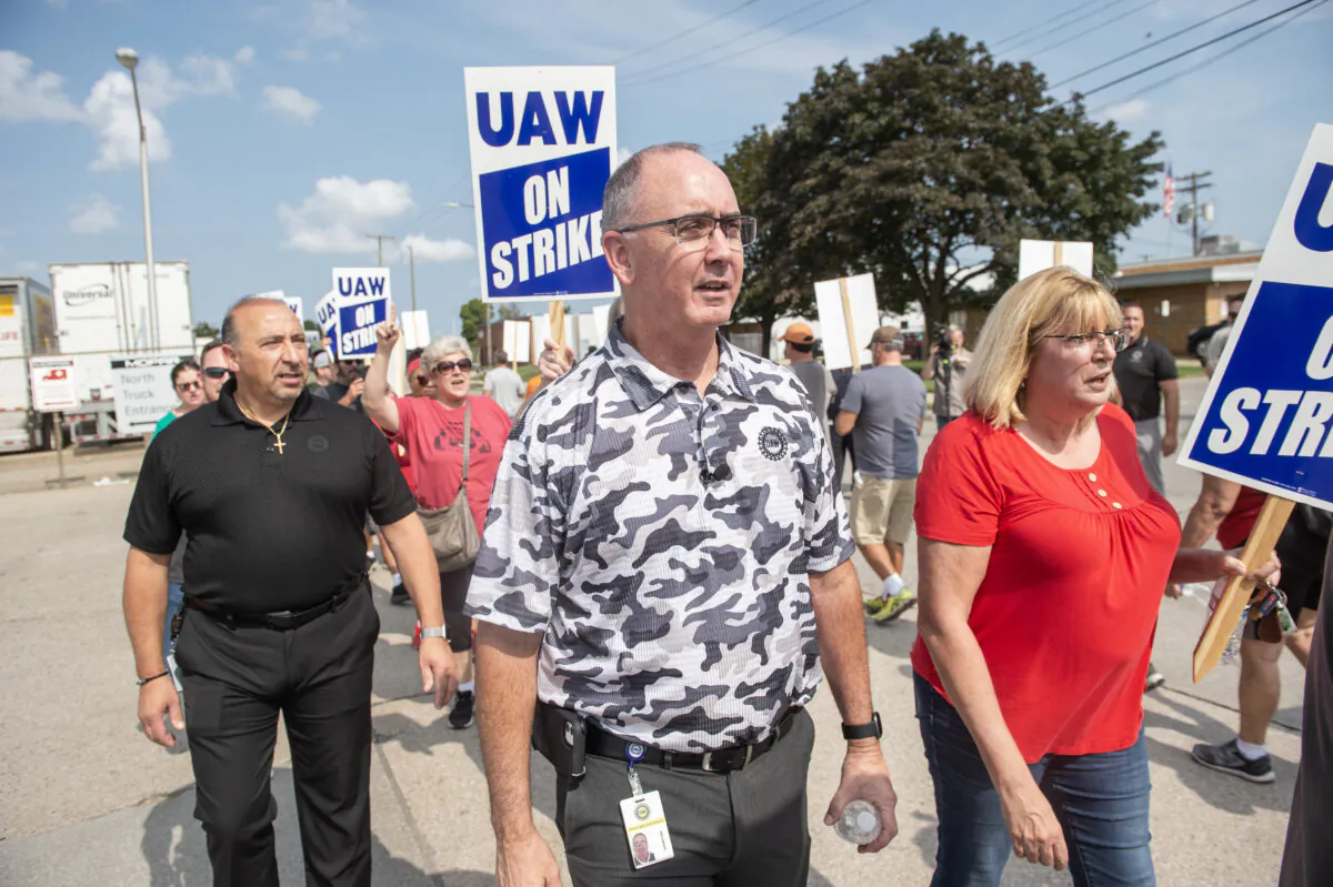 UAW President Shawn Fain joins union members picketing outside the Stellantis Parts Distribution Center in Center Line, Mich., after they walked off their jobs at noon on Sept. 22, 2023. (Matthew Hatcher/AFP via Getty Images)